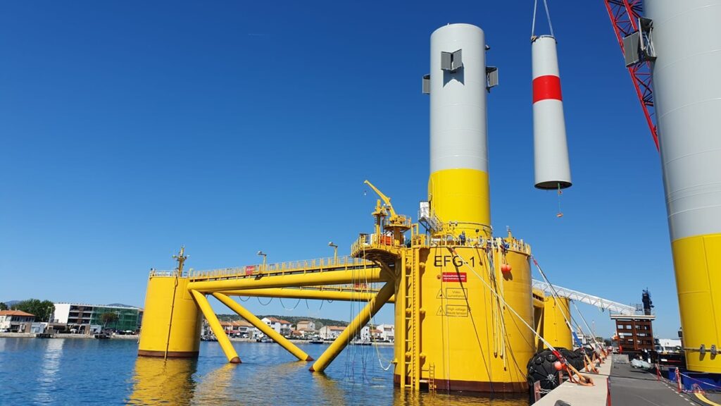 フランスの浮体式洋上風力EFGLで風力タービン組み立て開始