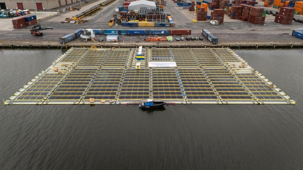 オランダ沖に設置する洋上太陽光発電設備の曳航準備完了