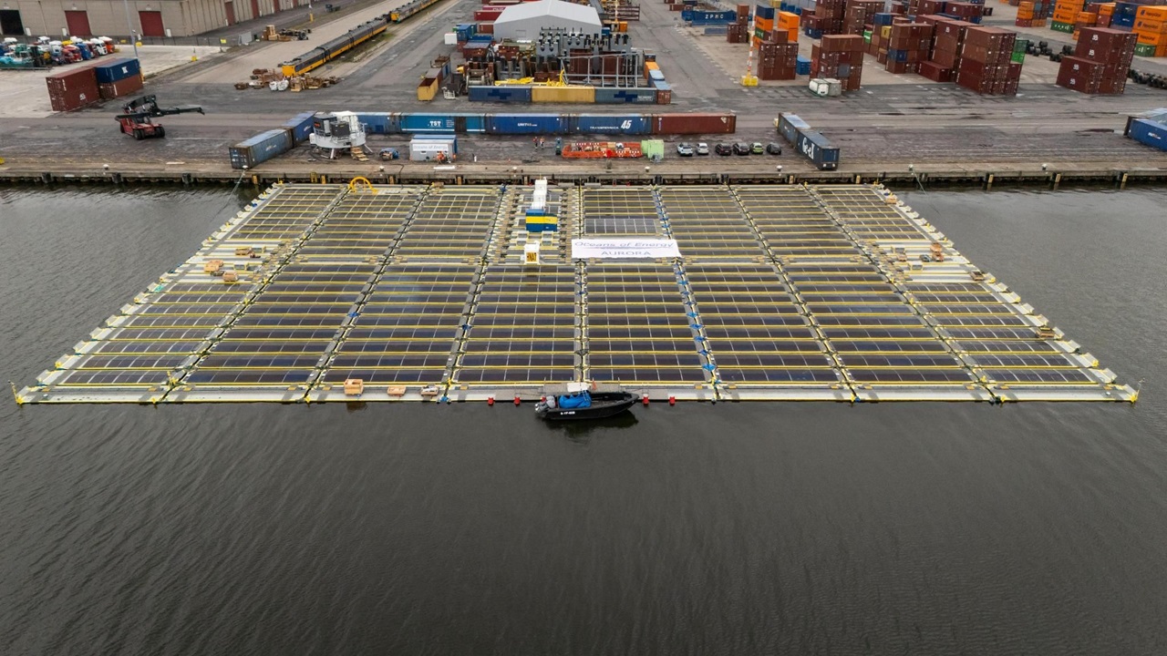 オランダ沖に設置する洋上太陽光発電設備の曳航準備完了